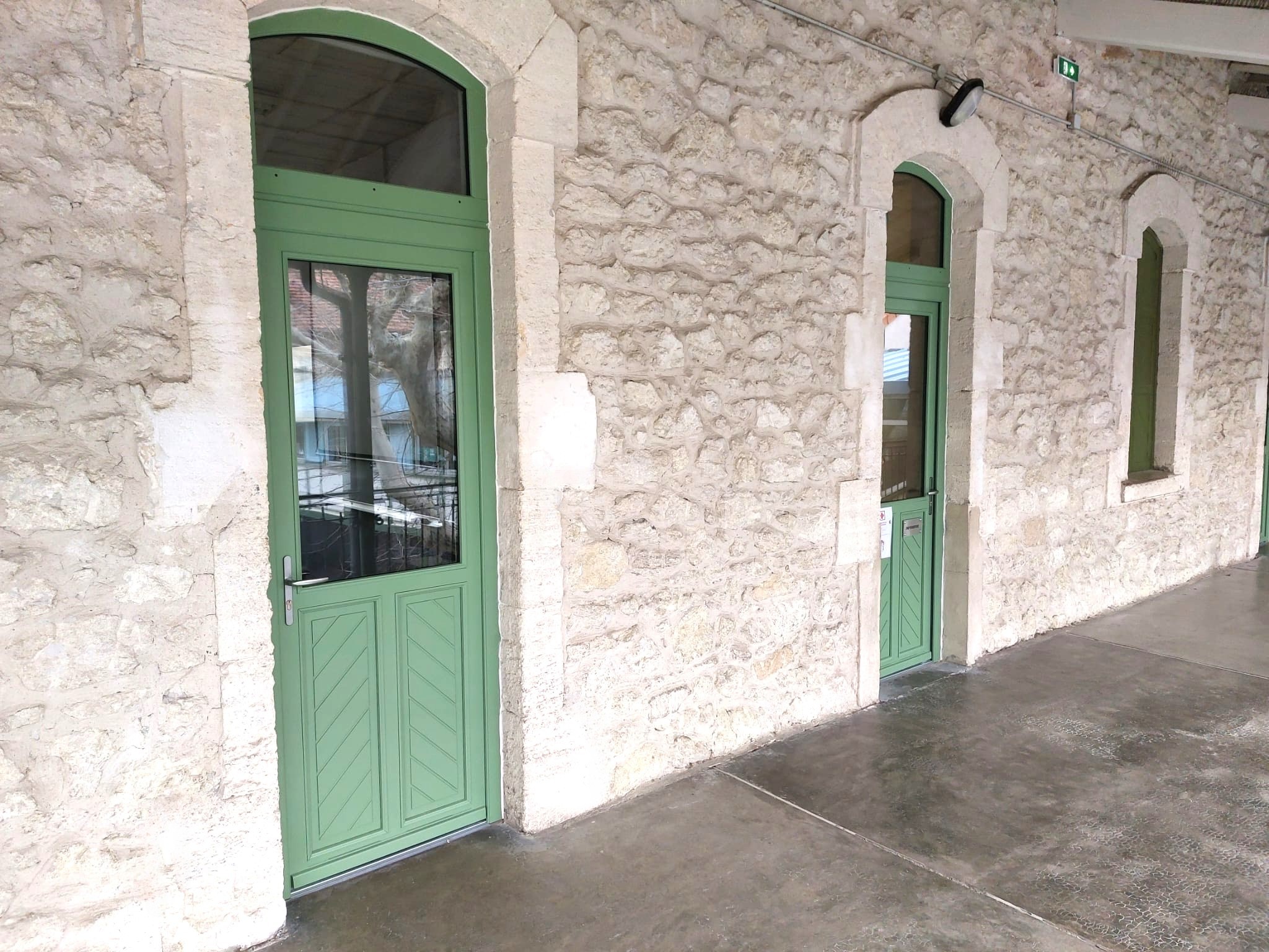 Portes-fenêtres bois sur-mesure : un chantier au service du patrimoine Portes-fenêtres bois sur-mesure : un chantier au service du patrimoine