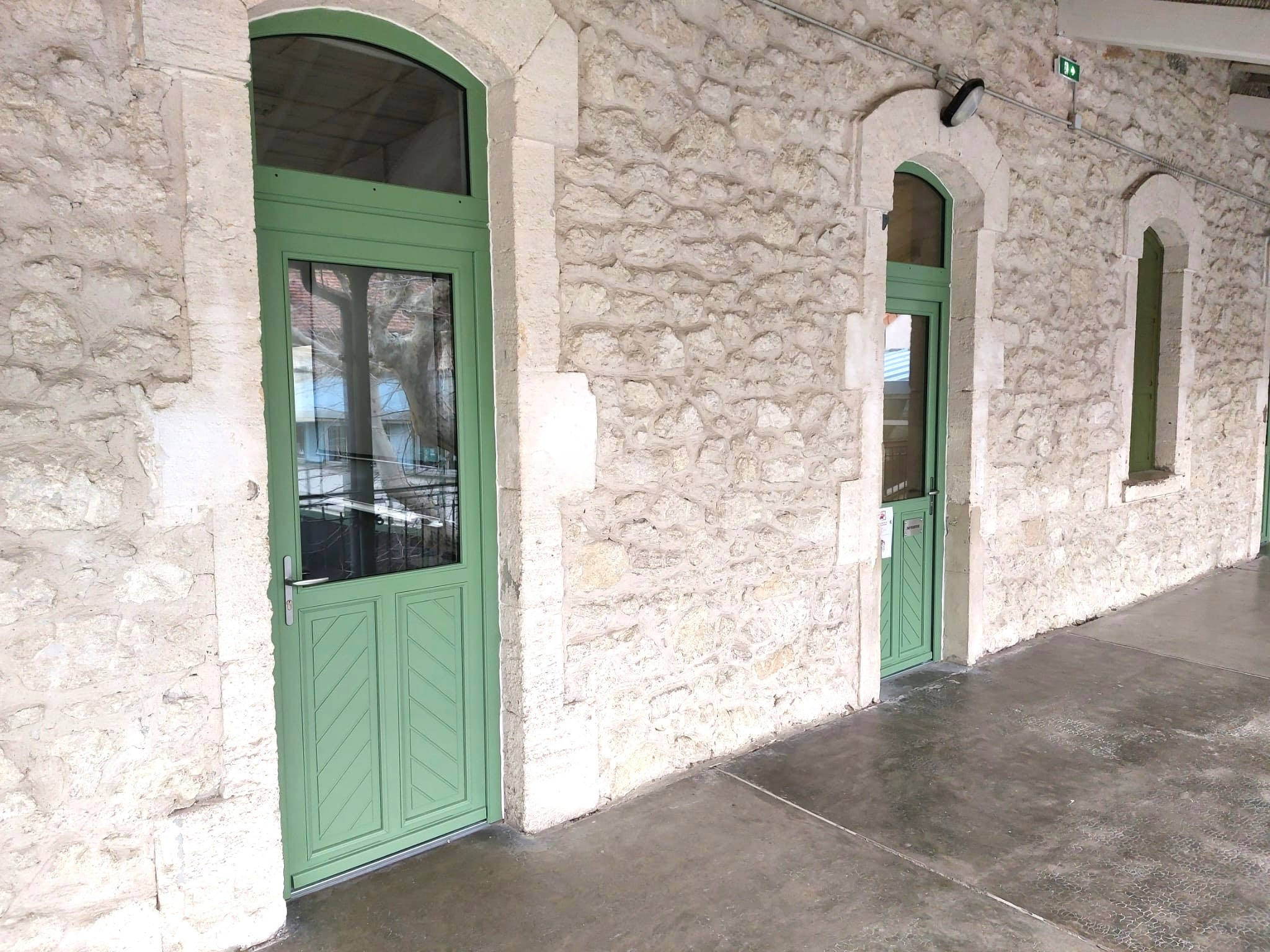 Portes-fenêtres bois sur-mesure : un chantier au service du patrimoine
