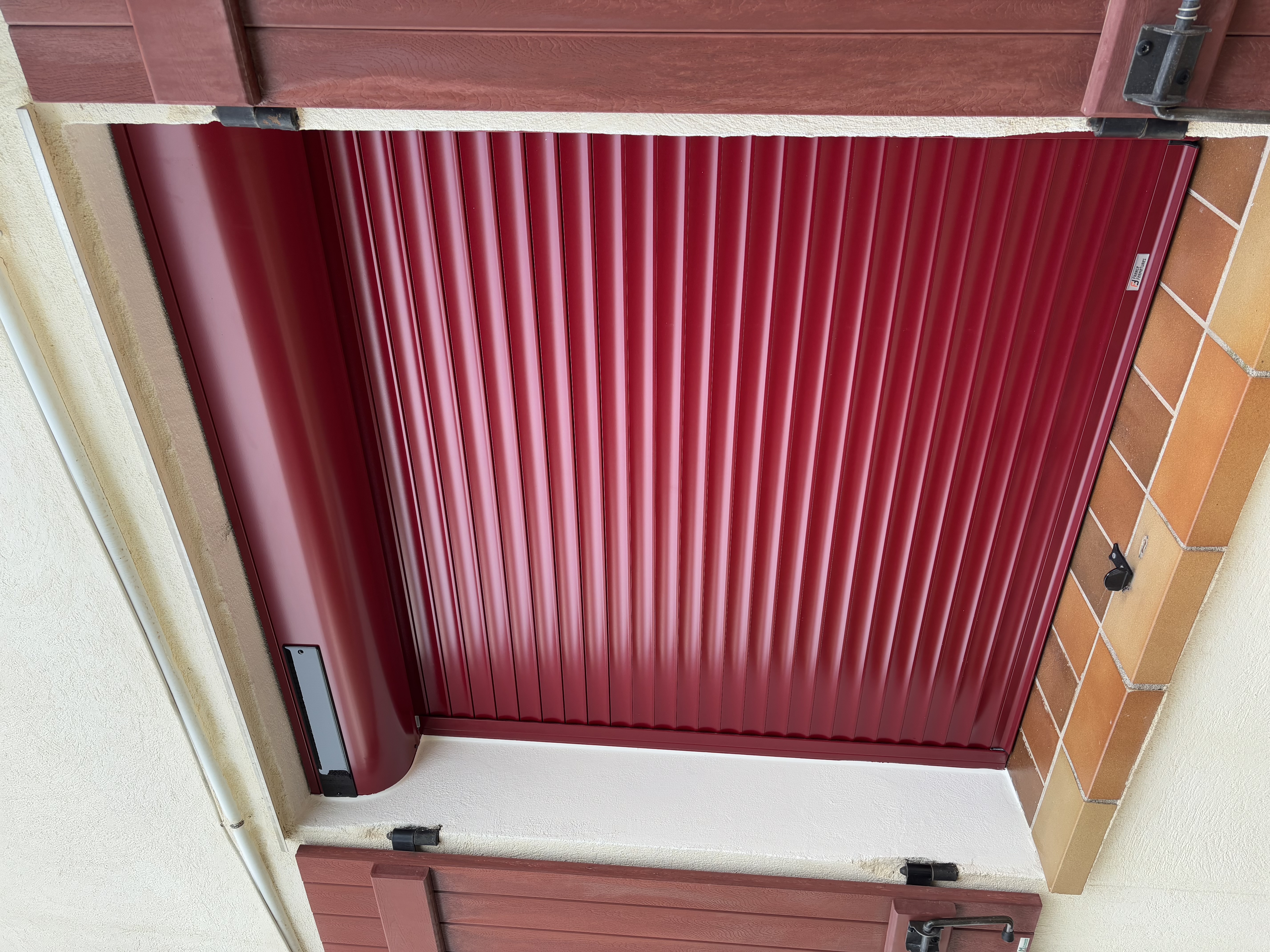 Un projet soigné : pose de volets roulants sur l´ensemble des ouvertures d´une maison Un projet soigné : pose de volets roulants sur l´ensemble des ouvertures d´une maison