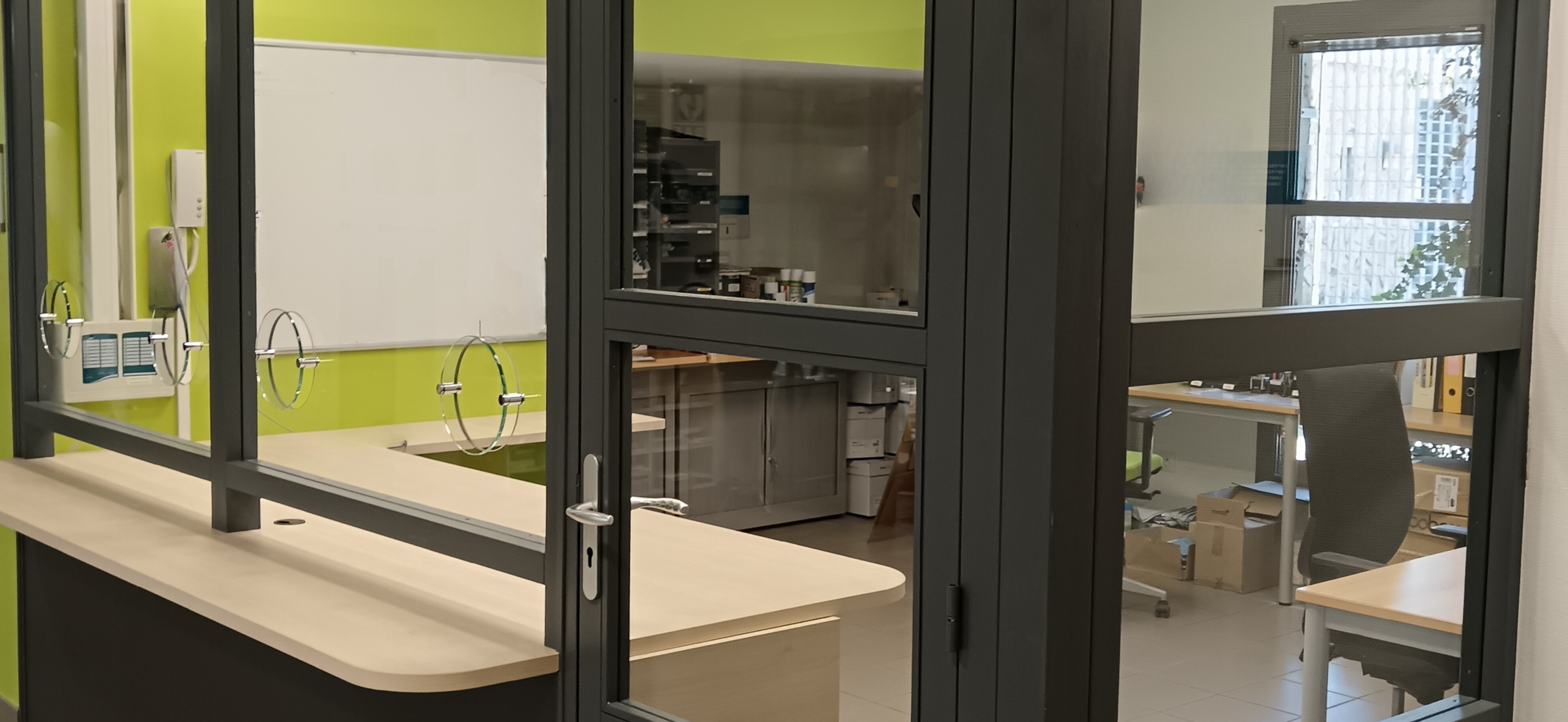 Réalisation sur mesure : une banque d´accueil fonctionnelle et esthétique Réalisation sur mesure : une banque d´accueil fonctionnelle et esthétique