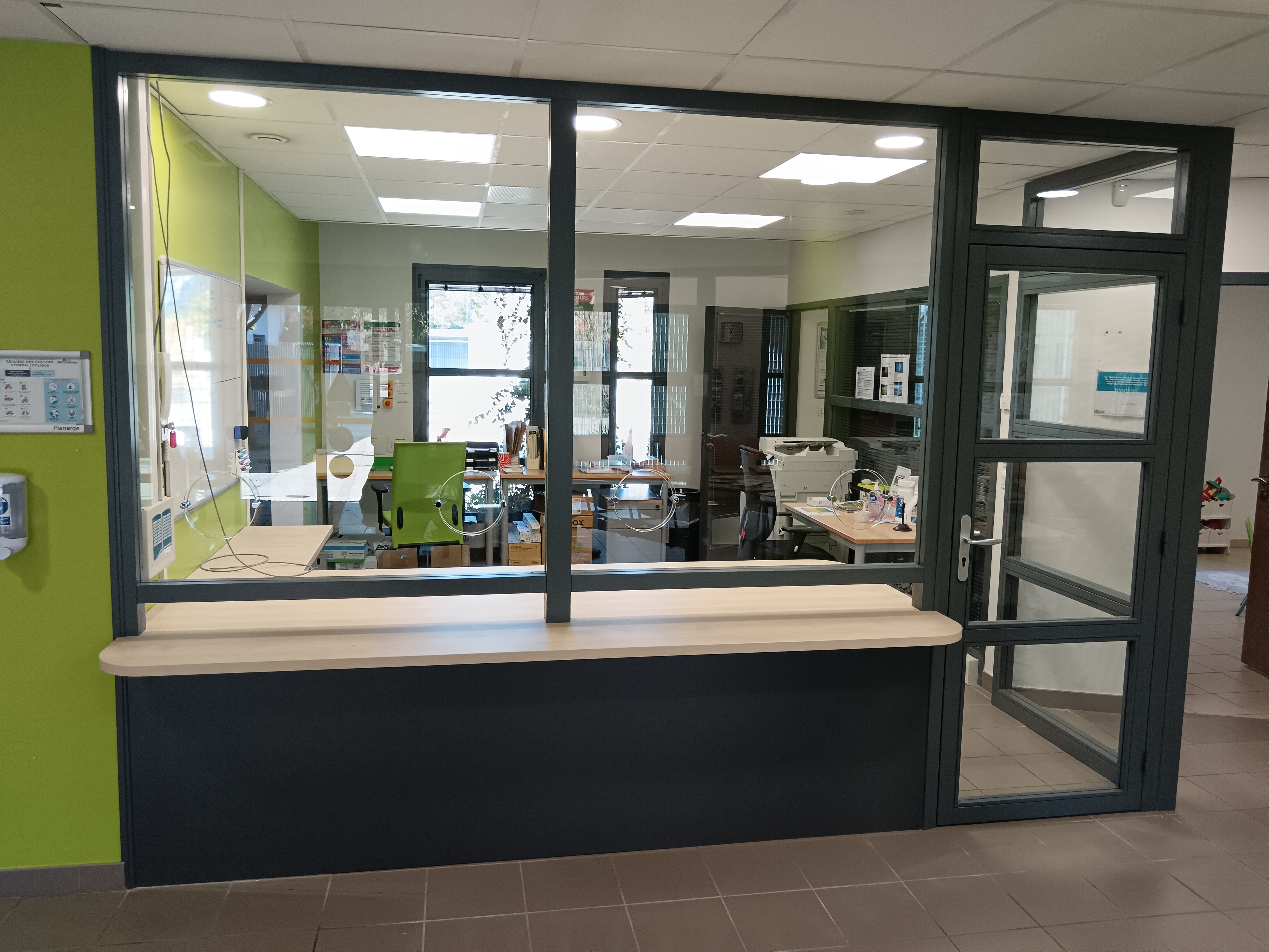 Réalisation sur mesure : une banque d'accueil fonctionnelle et esthétique