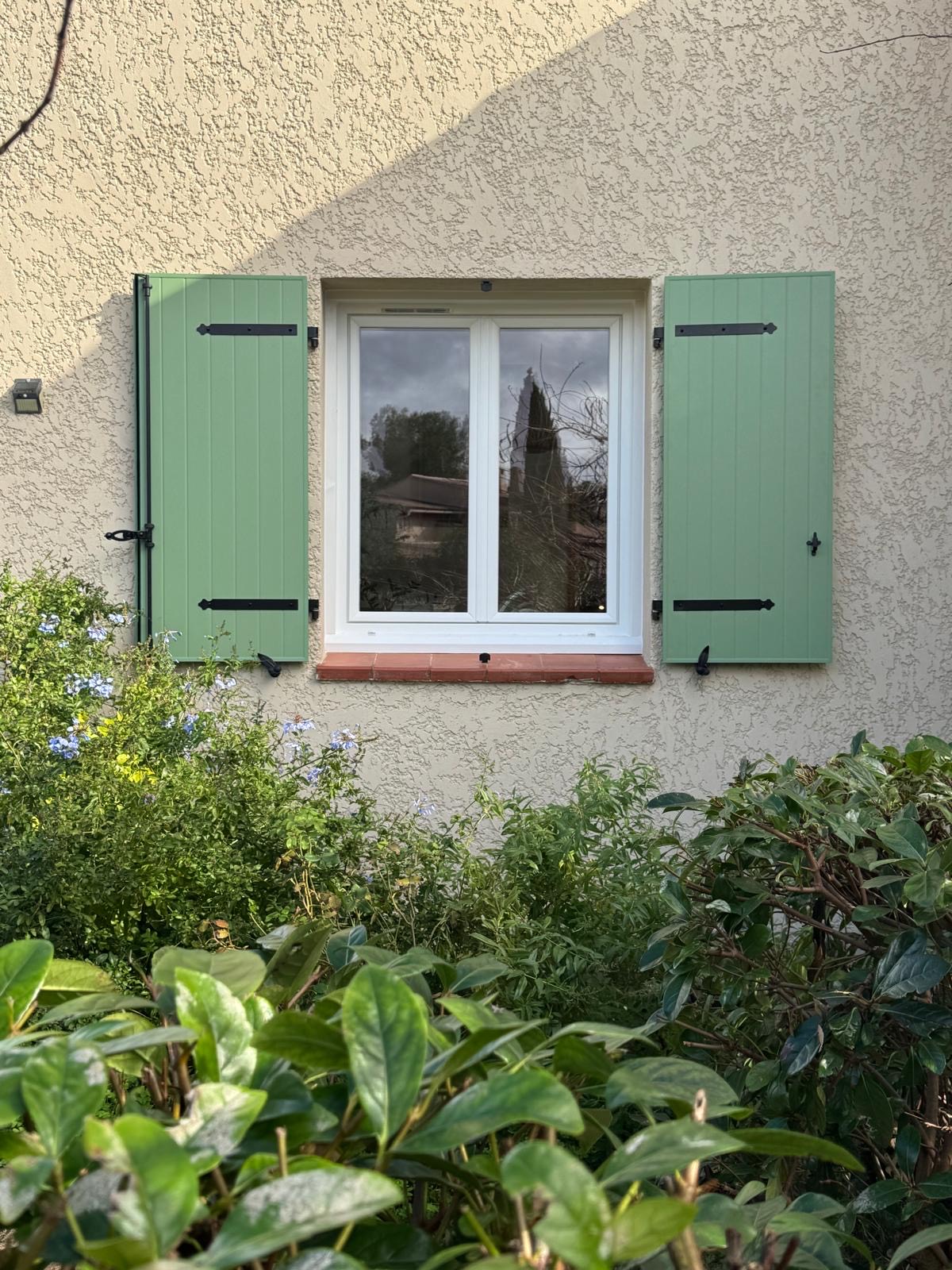Un nouveau visage pour cette maison varoise : des volets aluminium sur mesure