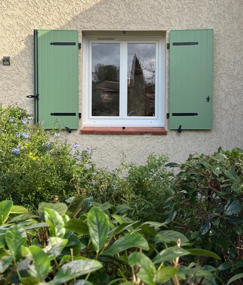 Un nouveau visage pour cette maison varoise : des volets aluminium sur mesure
