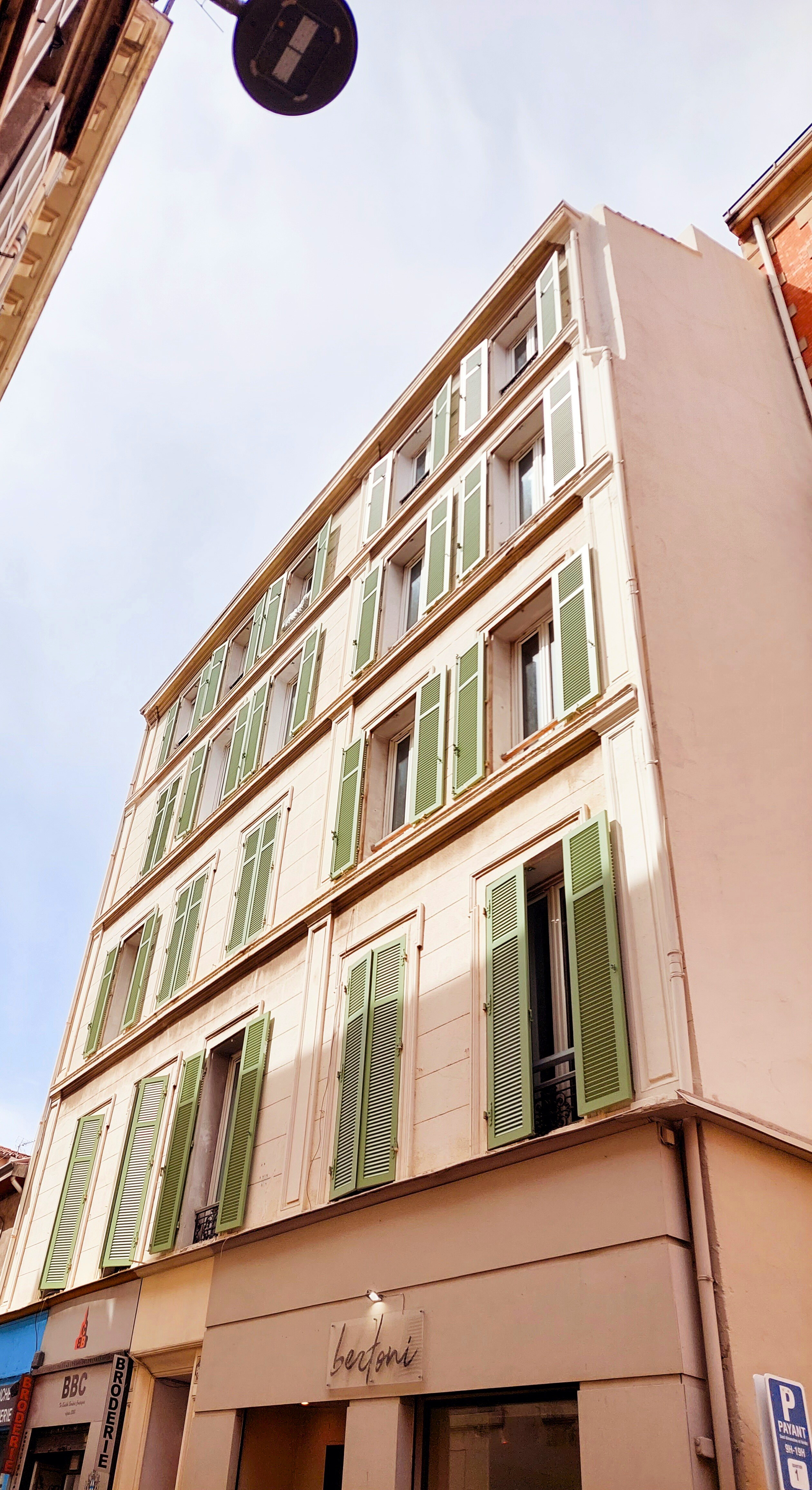 Sécuriser une façade : l´importance de l´entretien des volets en copropriété