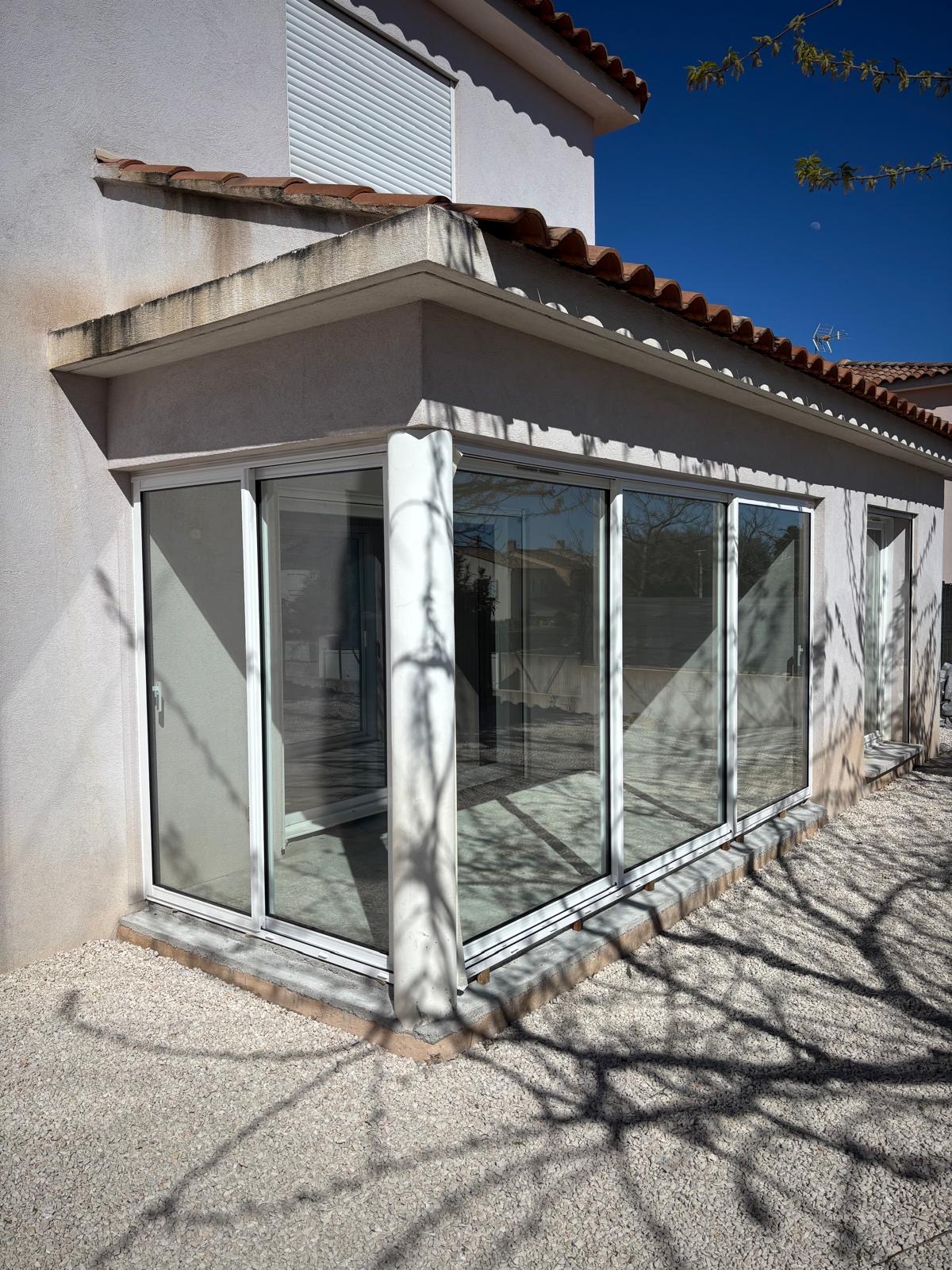 Portes-fenêtres aluminium sur mesure : un chantier en rénovation dans le Var