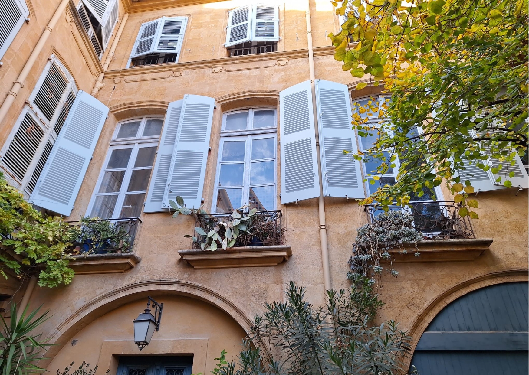 Rénovation de volets bois sur mesure à Aix-en-Provence : authenticité et savoir-faire artisanal