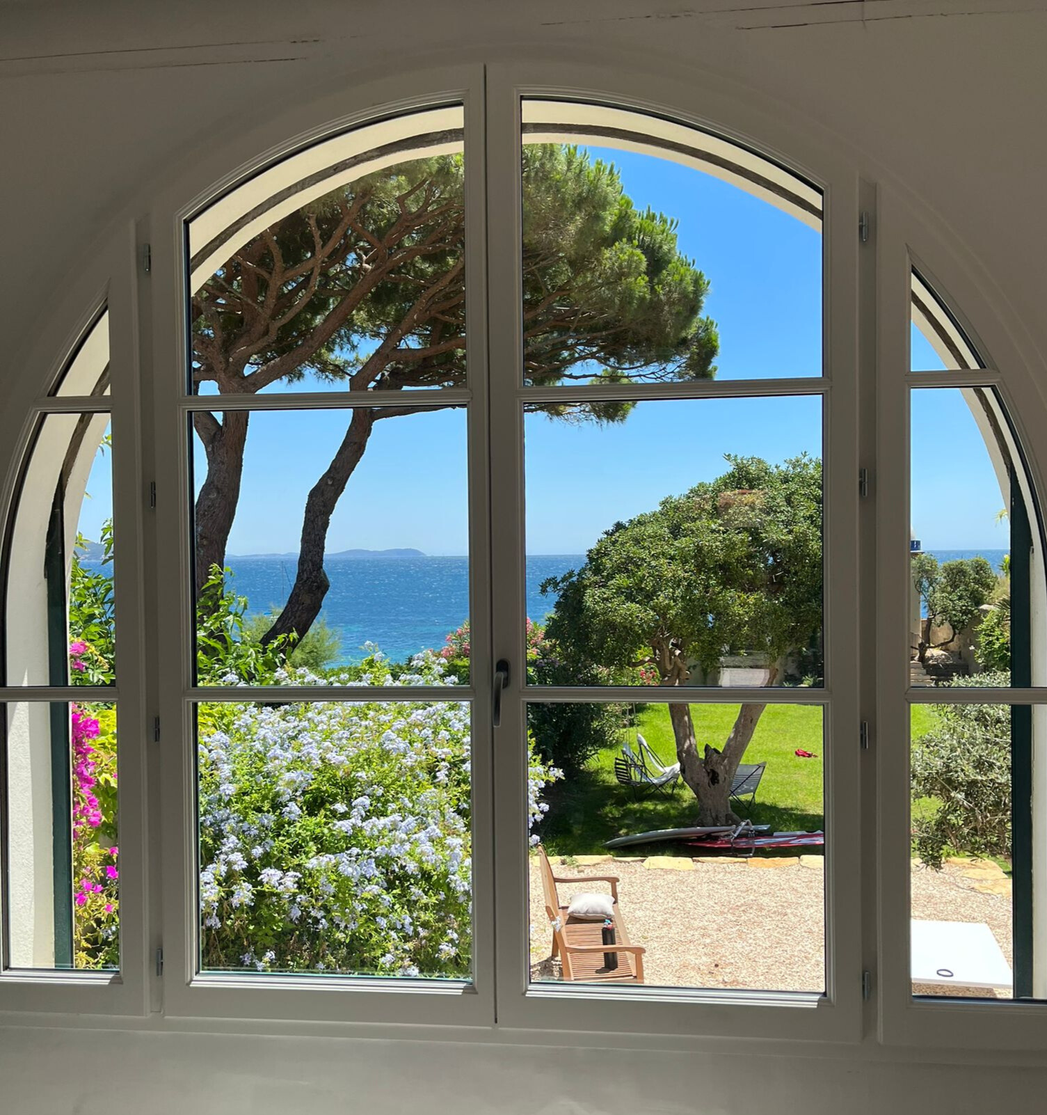 Chantier d'exception : des menuiseries bois sur-mesure pour une bâtisse de caractère Chantier d'exception : des menuiseries bois sur-mesure pour une bâtisse de caractère