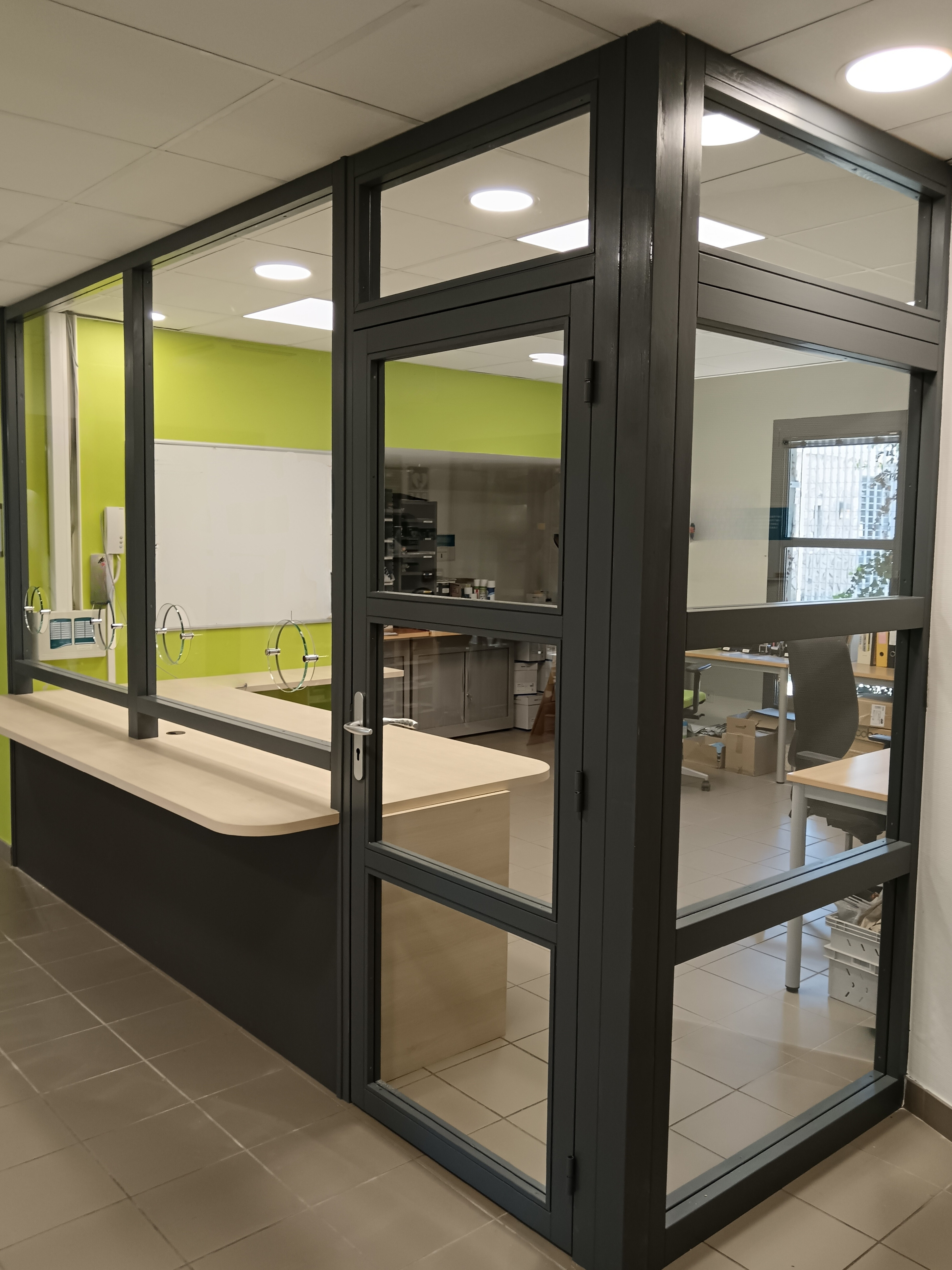 Réalisation sur mesure : une banque d'accueil fonctionnelle et esthétique Réalisation sur mesure : une banque d'accueil fonctionnelle et esthétique