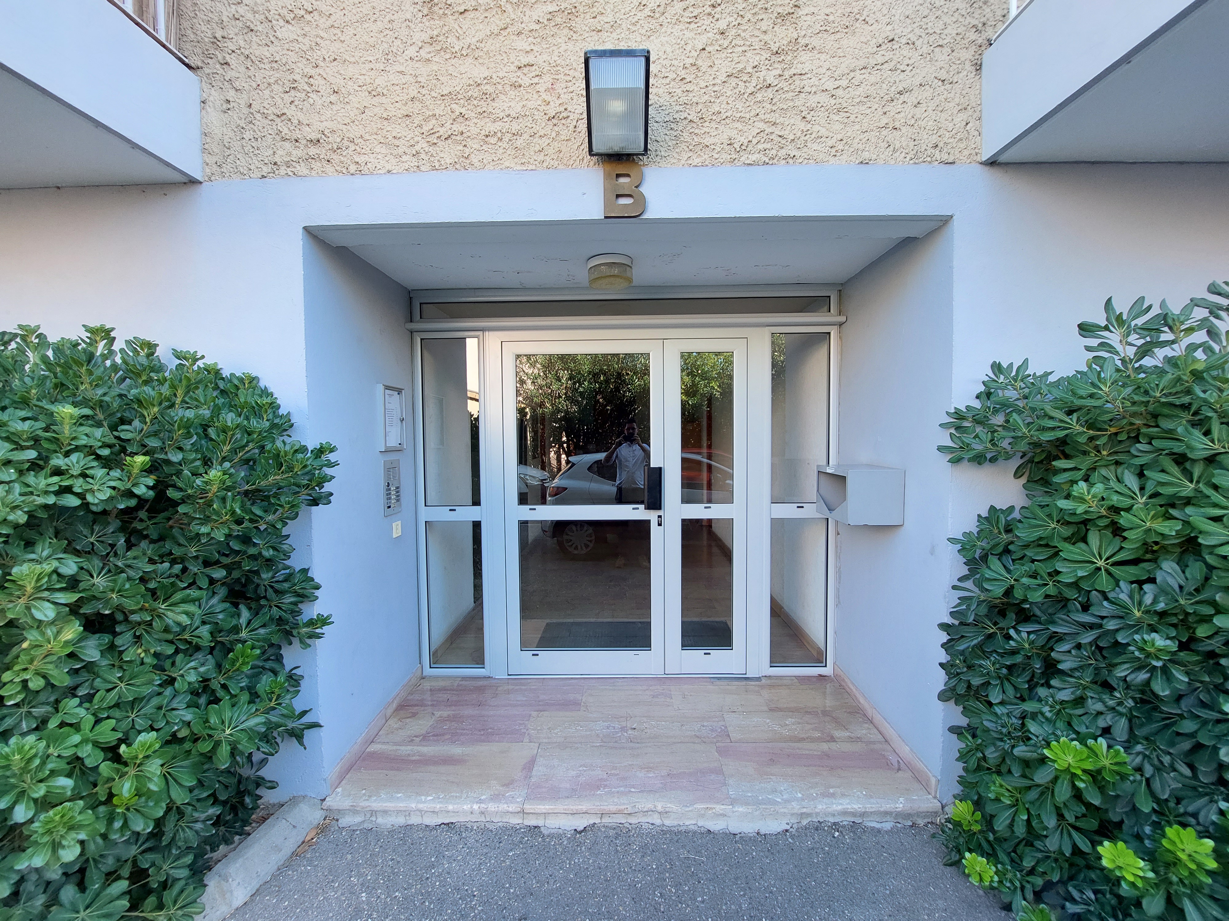 Comment choisir une porte d'entrée grand passage pour une copropriété ?