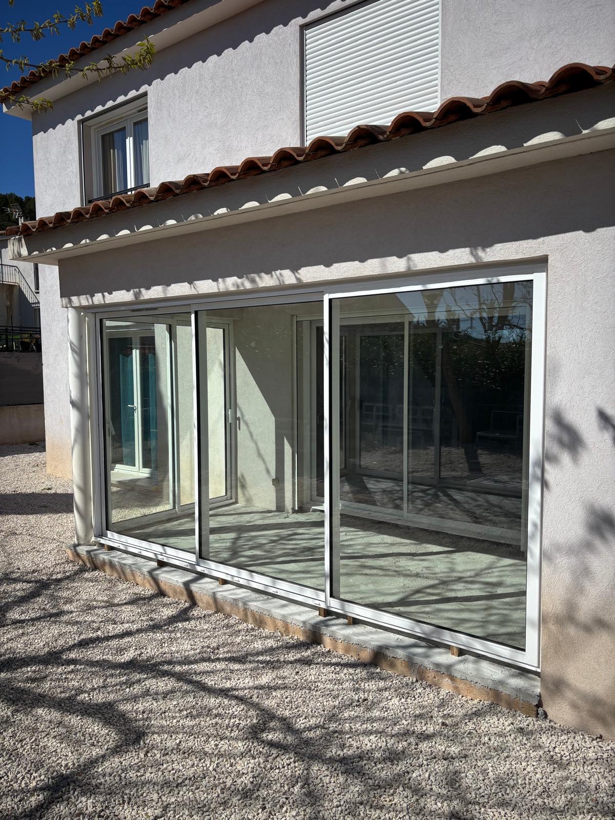 Portes-fenêtres aluminium sur mesure : un chantier en rénovation dans le Var